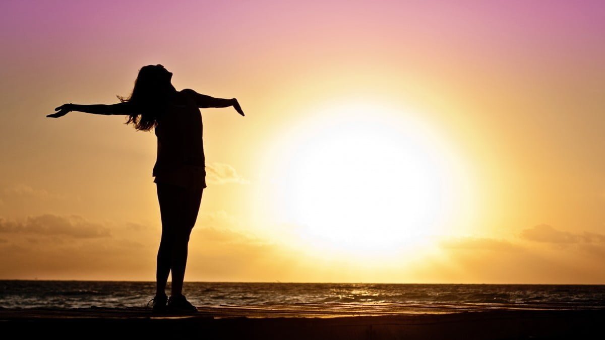 woman_girl_freedom_happy_sun_silhouette_sunrise_beach